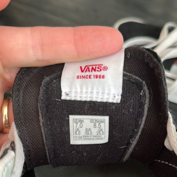 Vans Black and Red Low-Top Sneakers Women’s Sz 8.5, Men’s Sz 7 - Picture 7 of 8